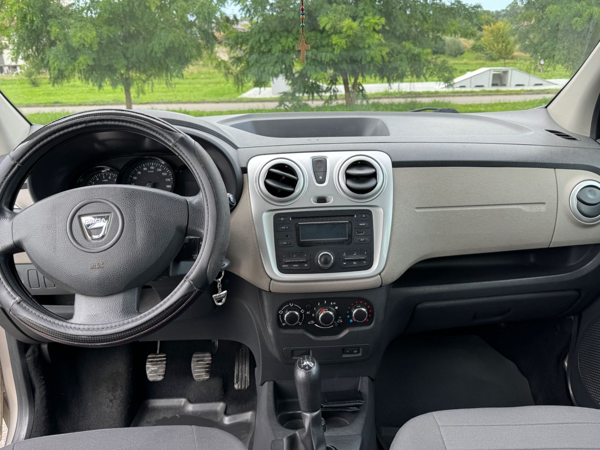 Samochód osobowy Dacia Lodgy