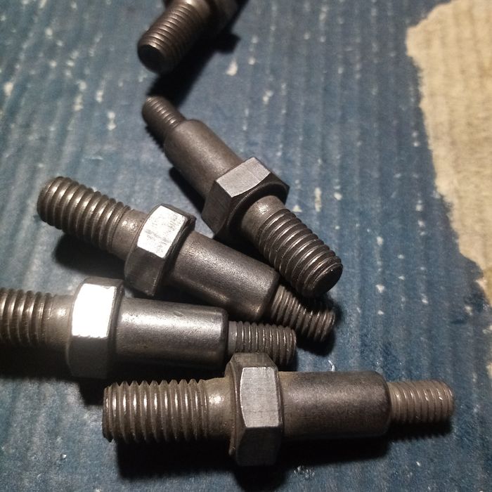 Шпилька клапанной крышки, трамблера