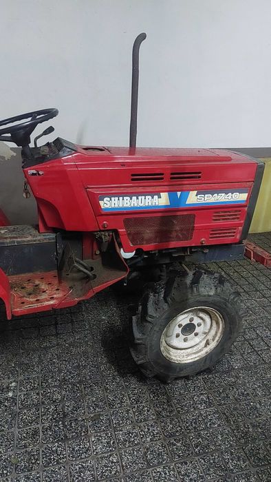 Trator pequeno sem matrícula