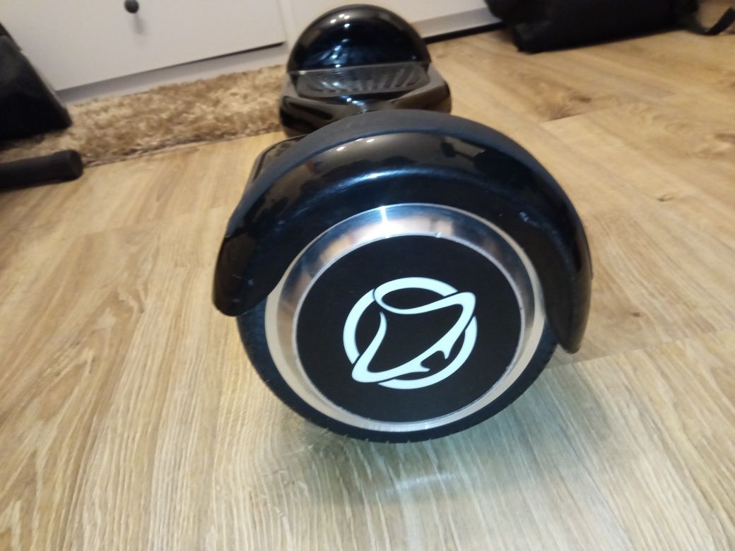 Sprzedam hoverboard. Ładowarkę i pokrowiec dorzucam za darmo.