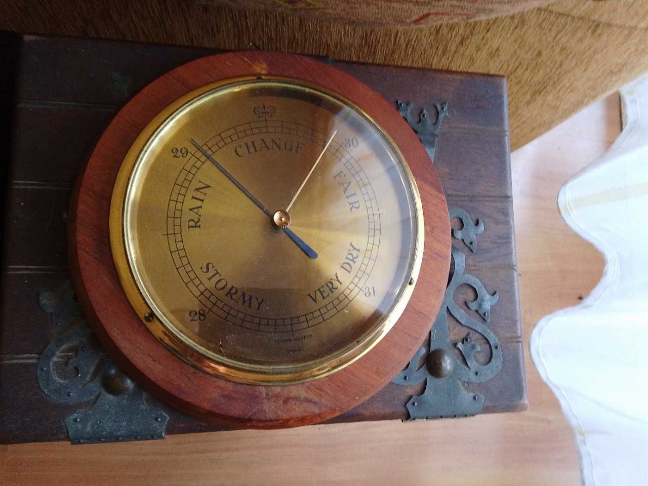 Stary zabytkowy aneroid barometr mechaniczny