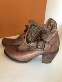 Bota de pele de cor camel