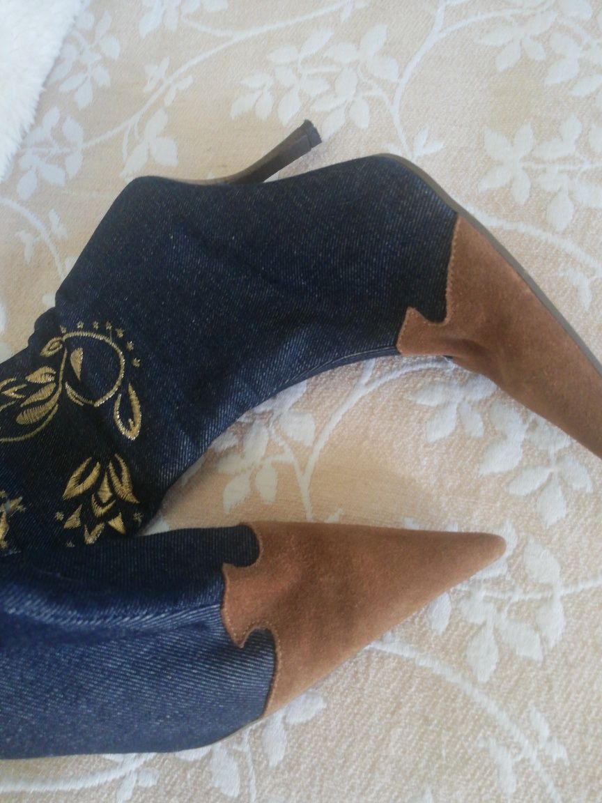 Botas de cano alto em ganga