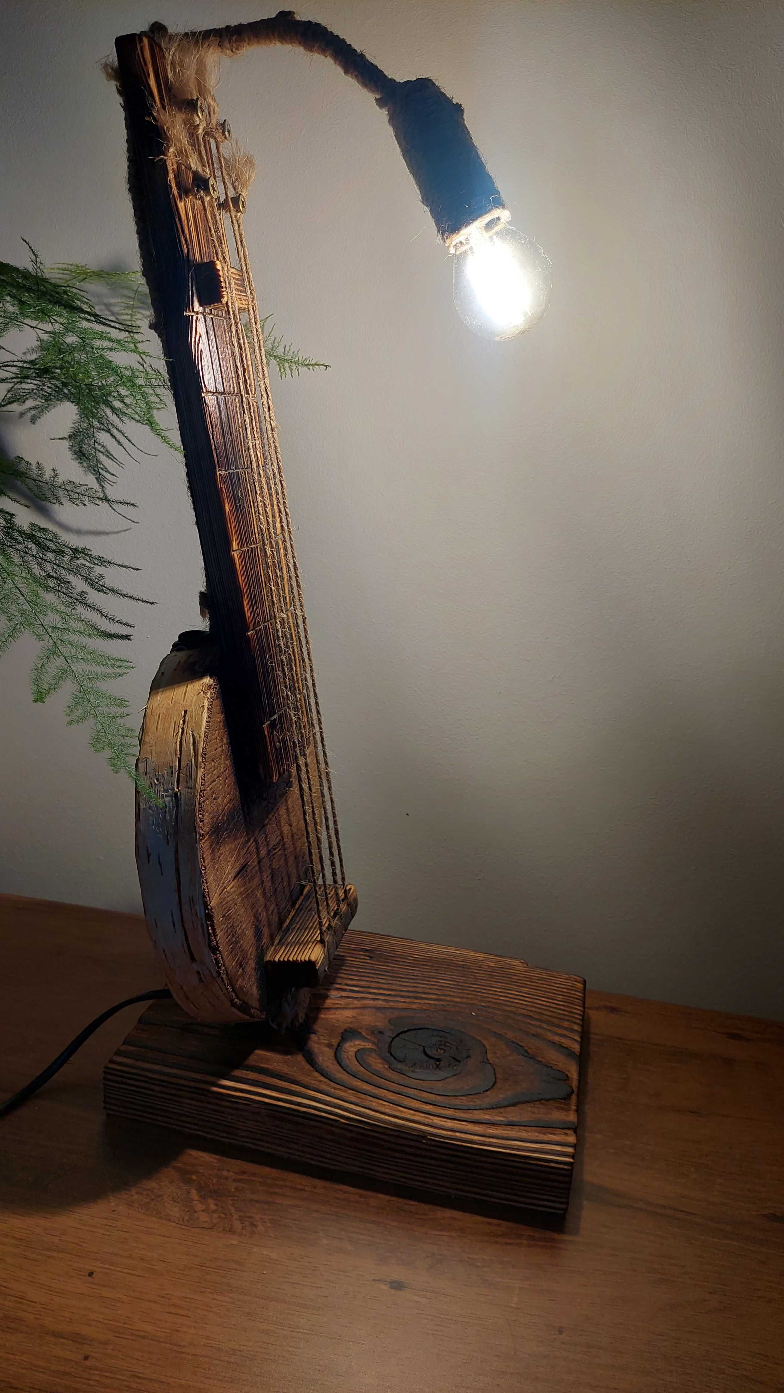 Drewniana lampa recznie robiona figura gitara kolekcjonerska
