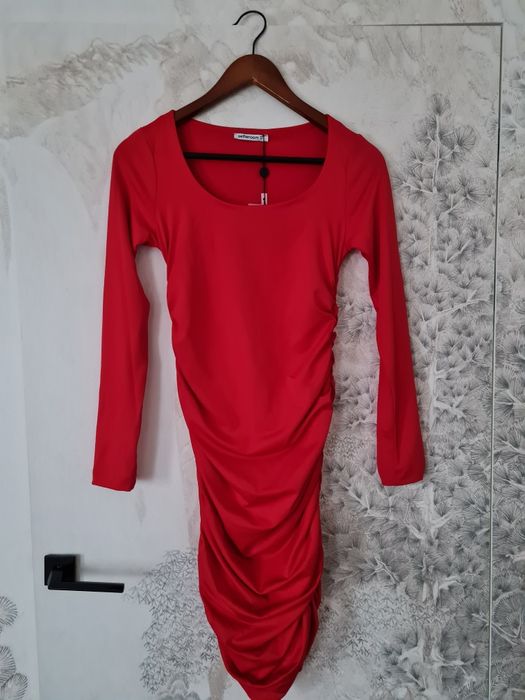 Czerwona sukienka etui Selfieroom