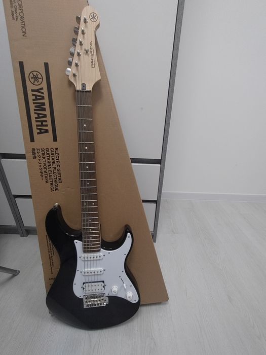 Yamaha Pacifica 012 Black + мінікомбік VOX + кабель