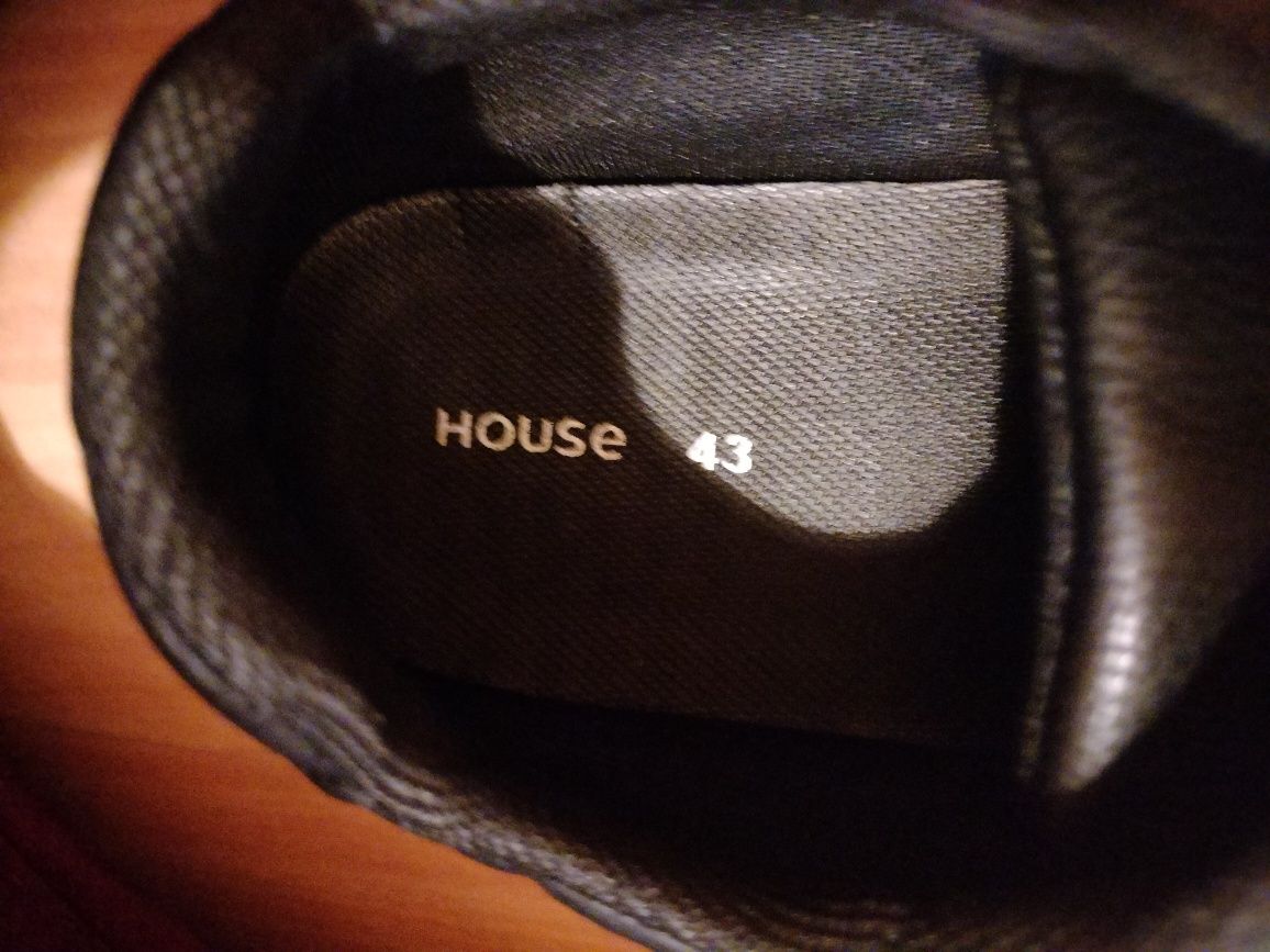 Czarne buty adidasy House