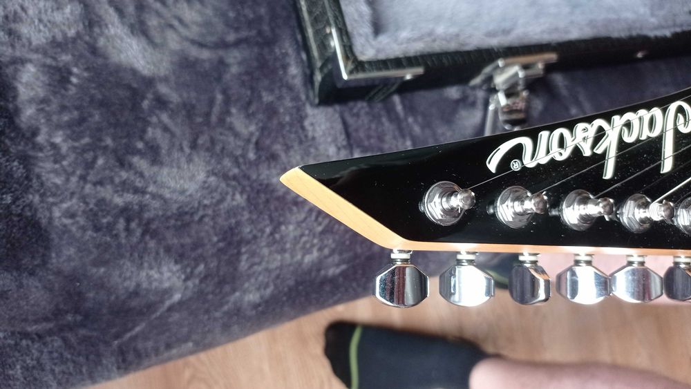 Jackson JS20 BLK Dinky + Futerał