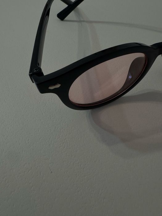 Óculos de sol pretos com lentes rosa