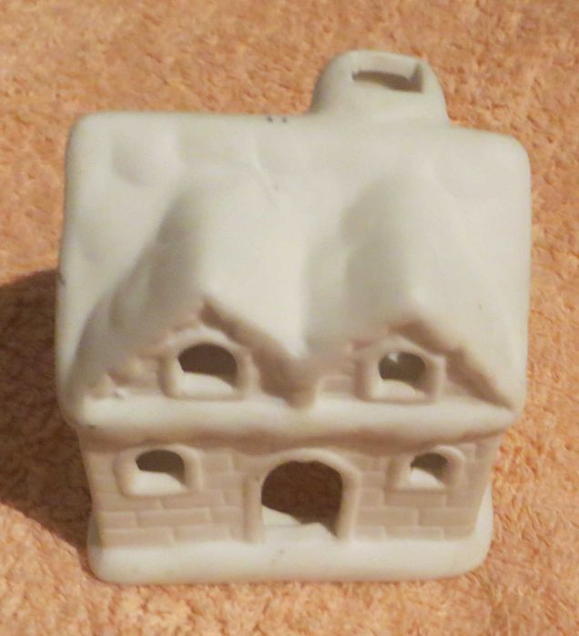 Casa em Argila branca  Medidas: 7,5 X 5 X 6,5 cm - Nunca esteve a uso