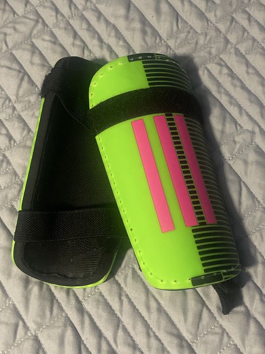 Caneleiras de futebol para criança