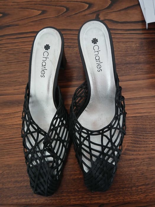 Sandália Charles em optimo estado