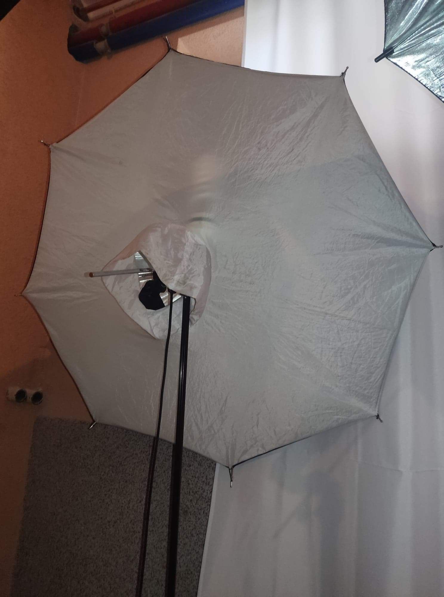 Trzy lampy fotograficzne, plaster miodu, zmiękczenie, parasol