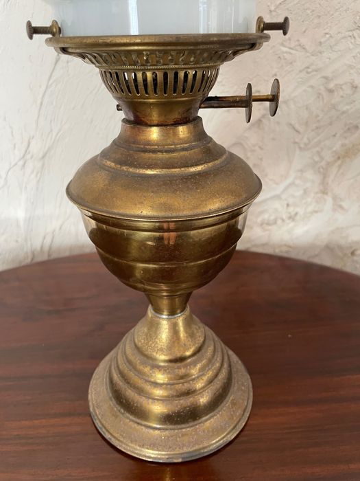 Lampa naftowa biały klosz