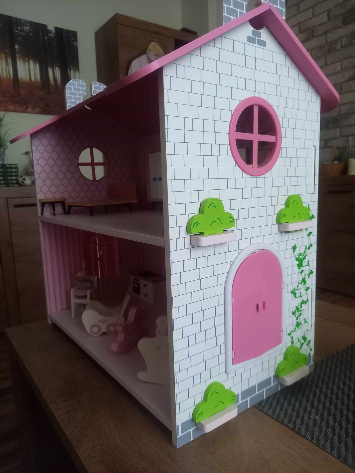 Domek drewniany z mebelkami