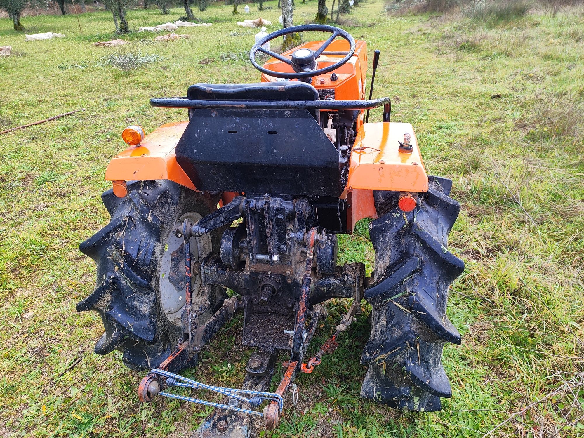 Trator hinomoto 4x4