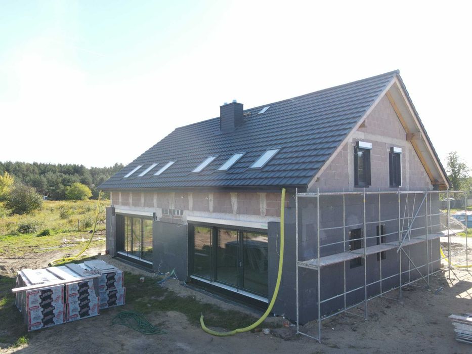 Dom nad jeziorem Miedwie w zabudowie bliźniaczej przy lesie