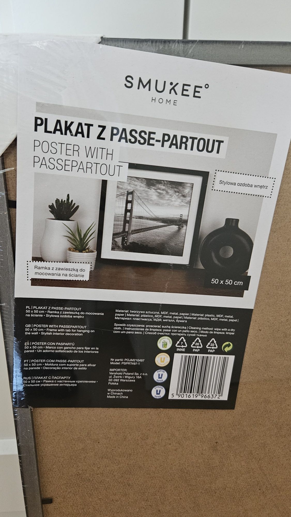 Nowe 2 plakaty w ramie 50x50 czarno-białe.

Nie wejdzie do paczkomatu