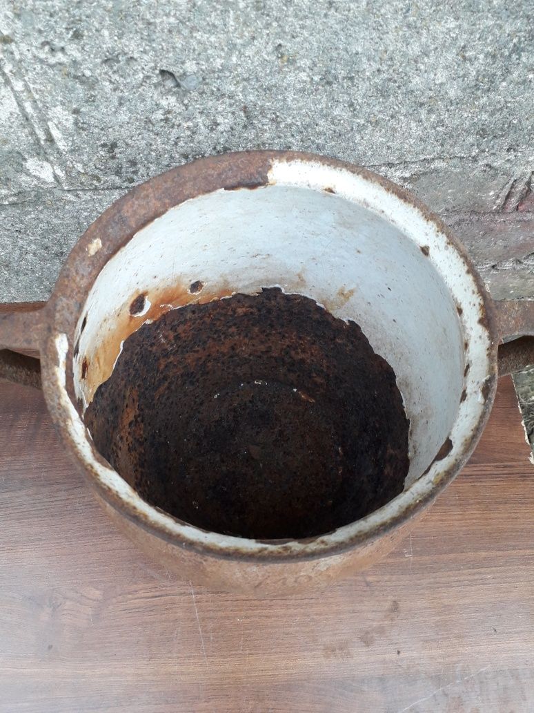 Stary garnek żeliwny
