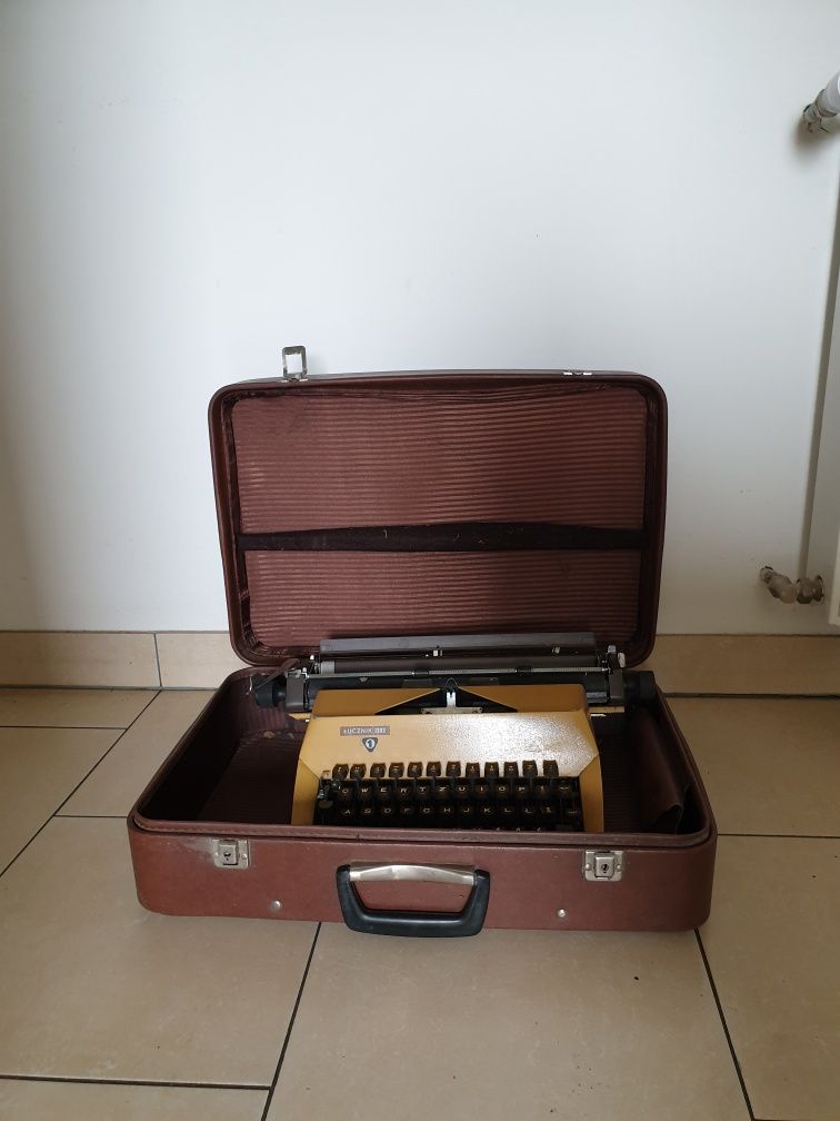 Maszyna do pisania Łucznik 1303 w walizce