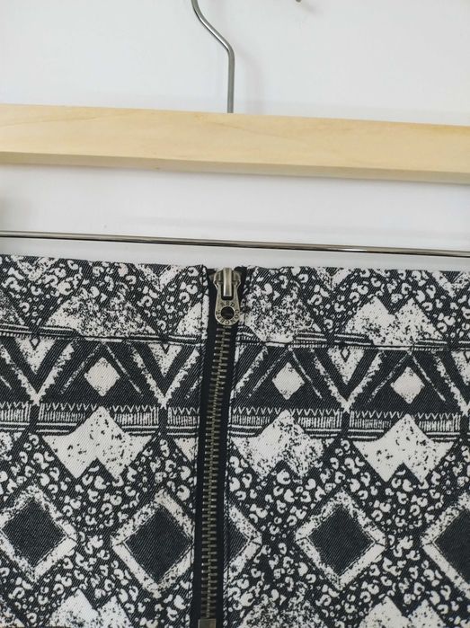 Czarno-biała krótka spódnica H&M azteckie wzory mini aztec 2010s 36 S