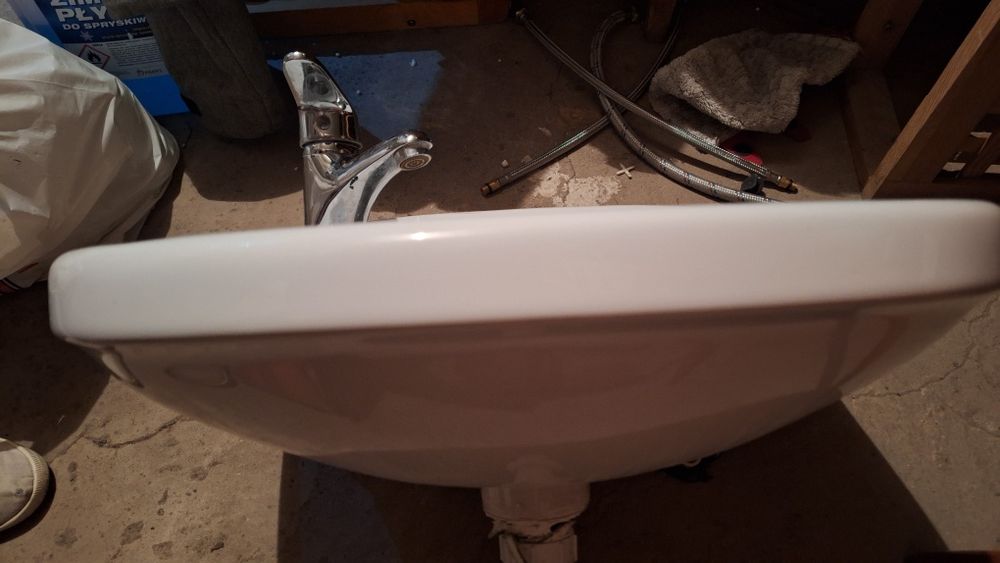 Umywalka łazienkowa z kranem