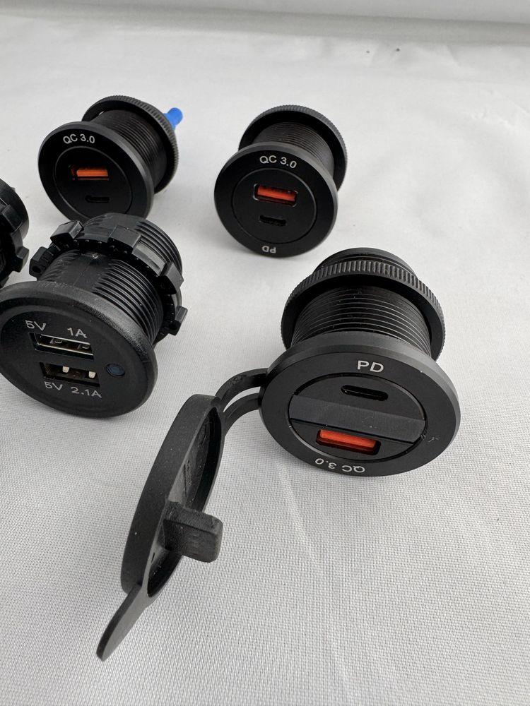 Ładowarka samochodowa wtyk USB A C gniazdo zapalniczki