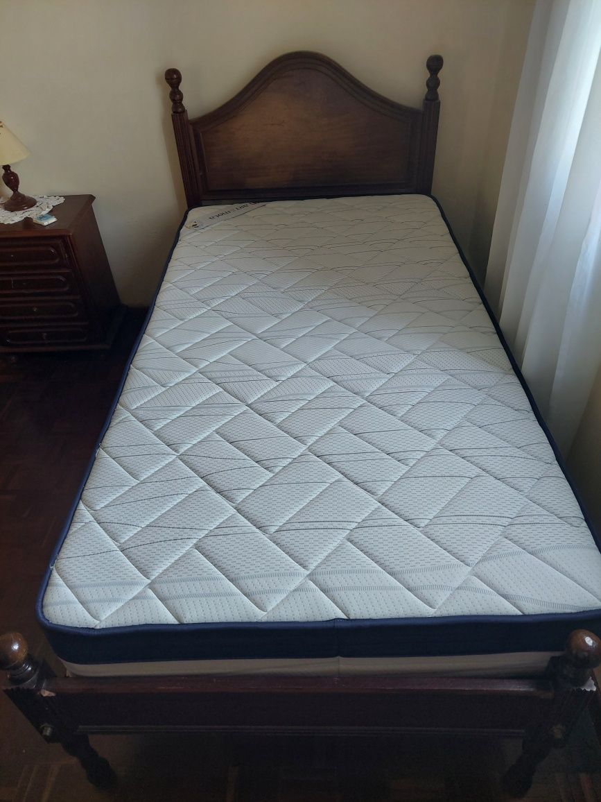 Cama de solteiro antiga com colchão