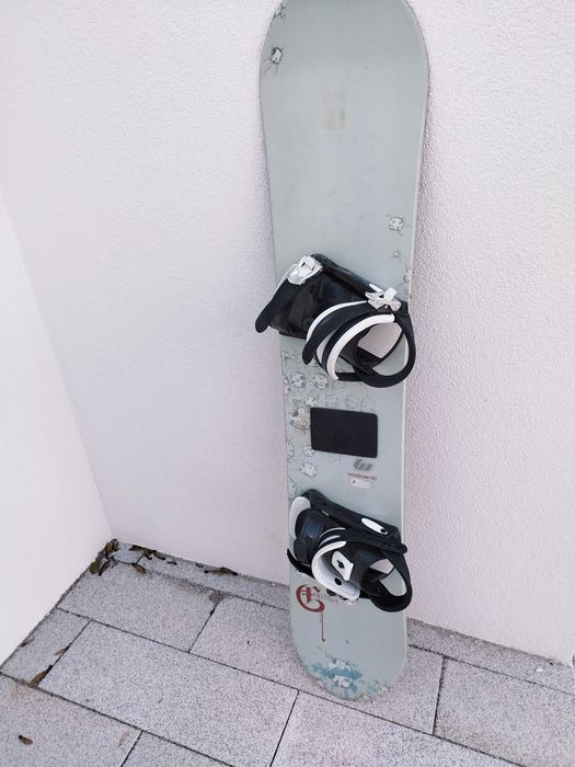 Deska snowboardowa z wiązaniami