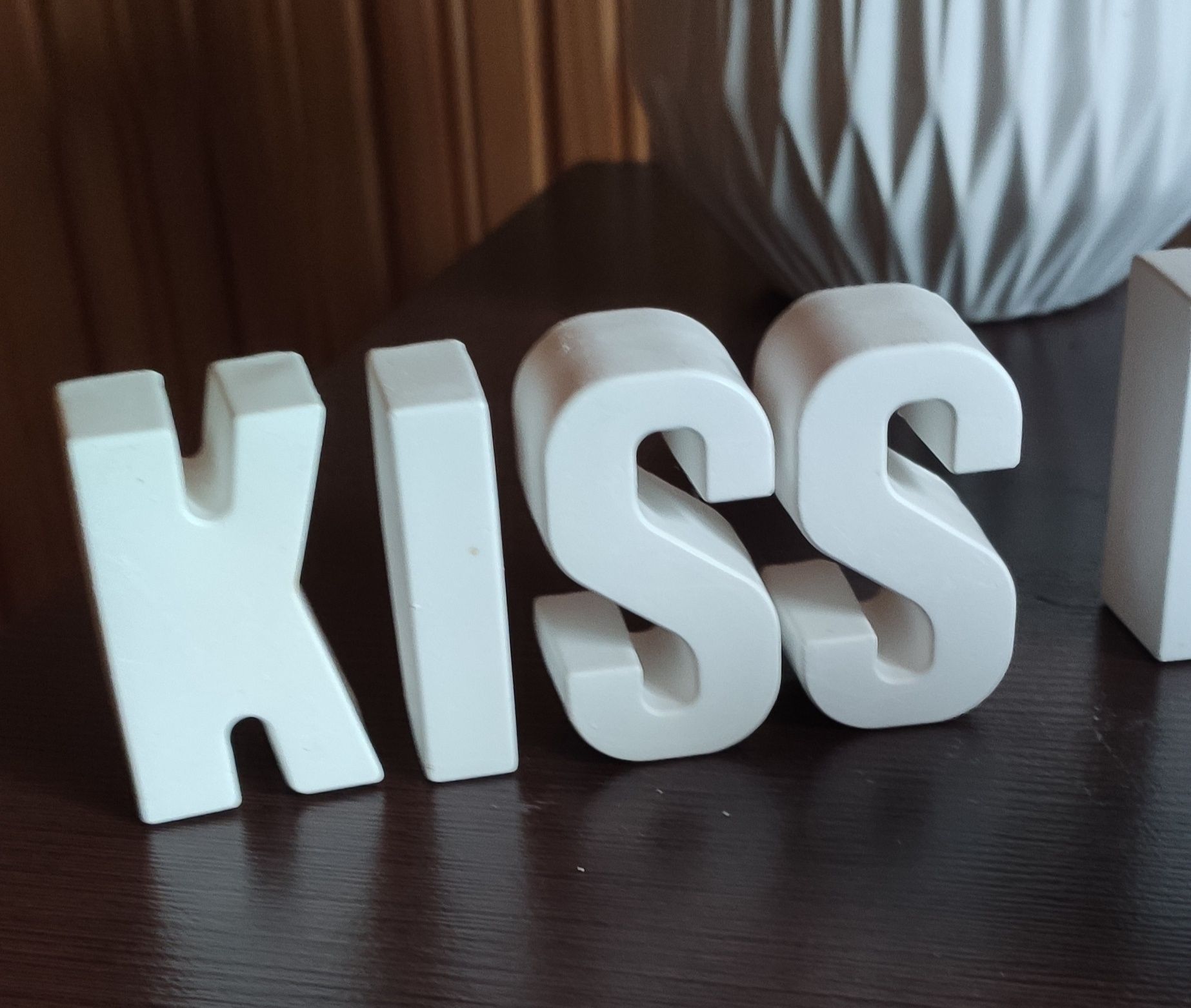 Dekoracyjny napis KISS me and live me