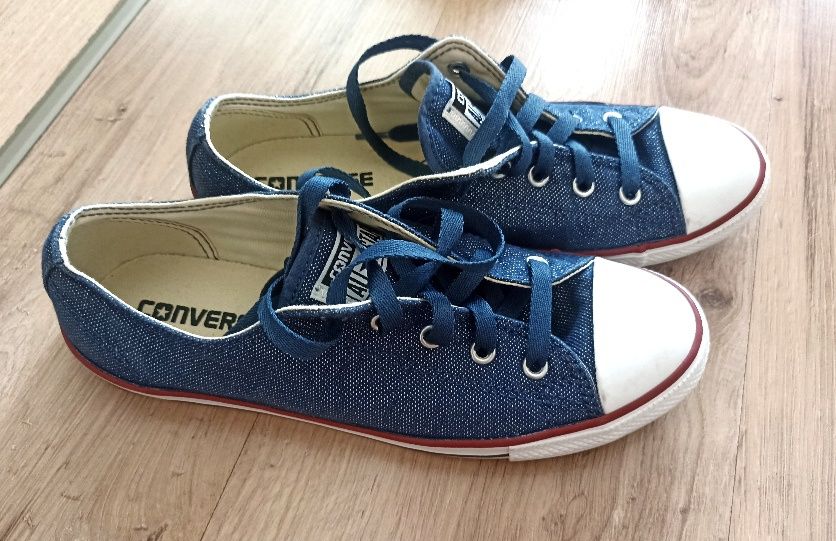 Piękne, mieniące się brokatem granatowe trampki Converse All Star