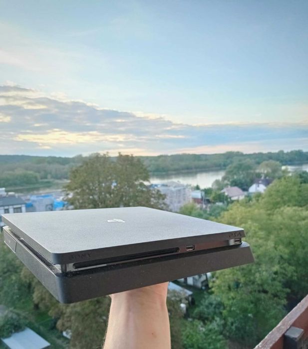 PS4 slim + 6 GIER + 2 pady