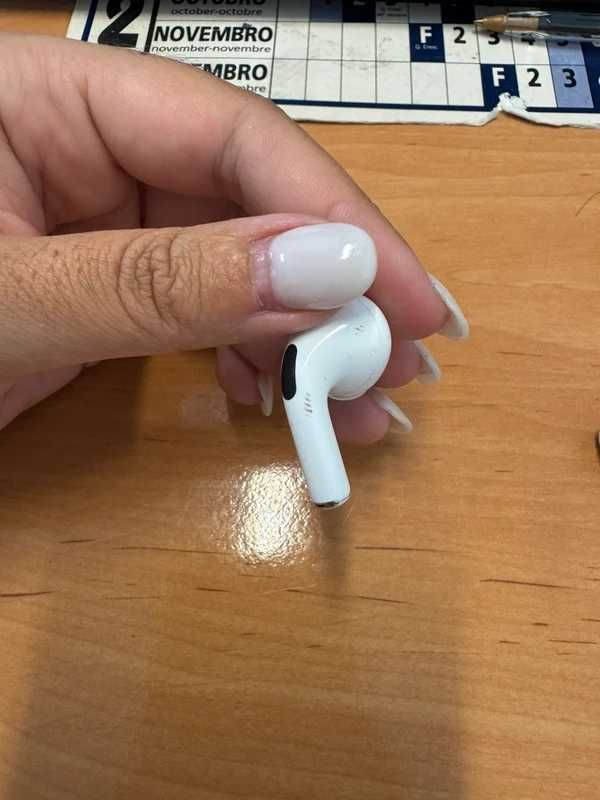 Vendo AirPods Apple originais, 2.ª geração, em perfeito estado.