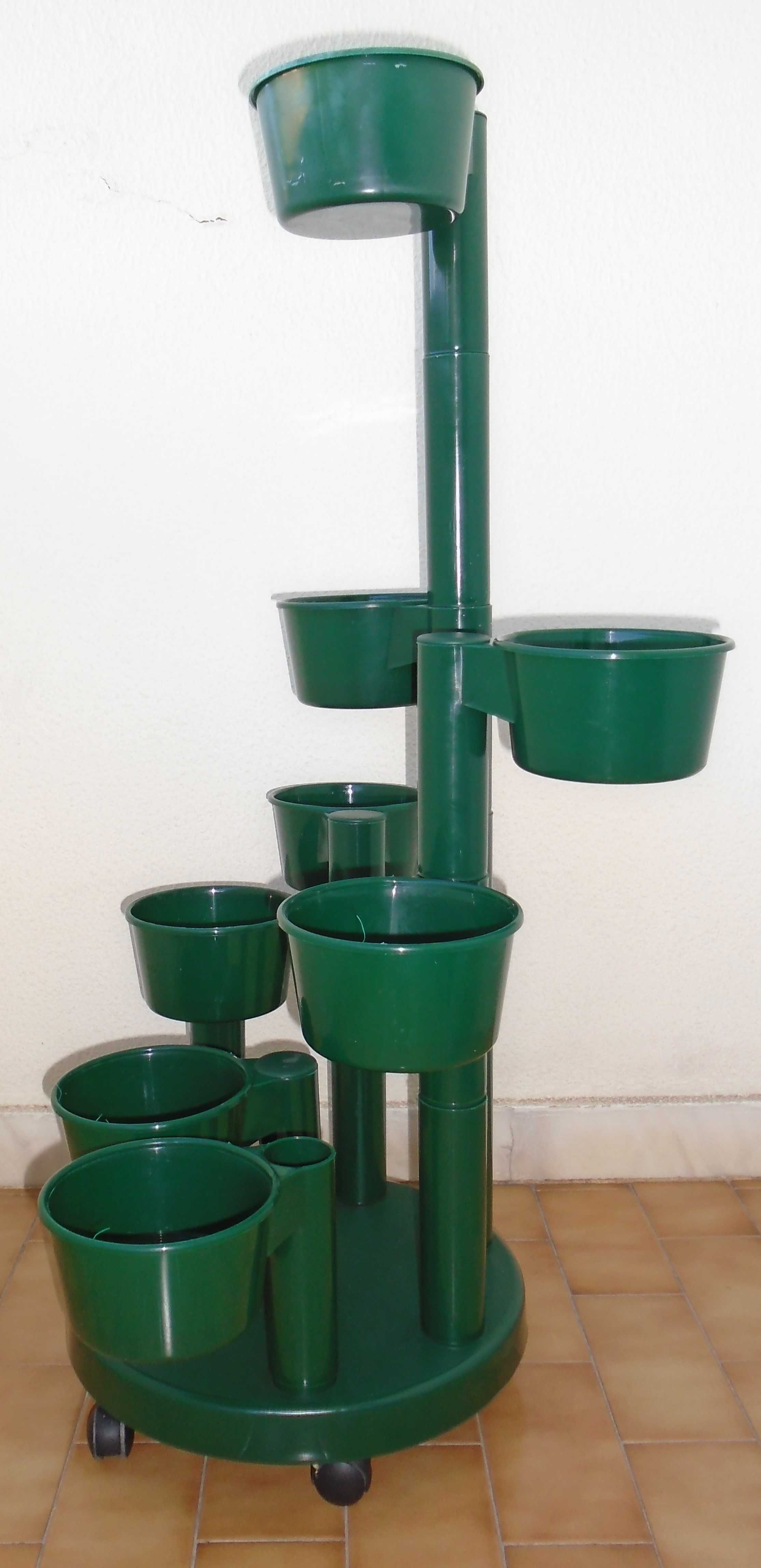 Floreira com oito vasos