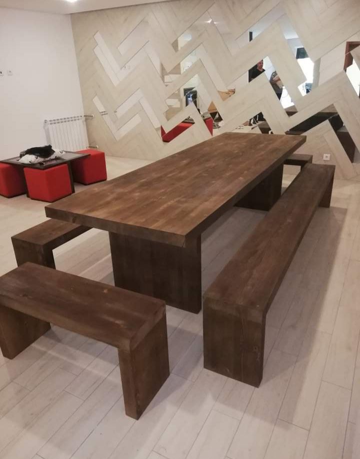 Mesa e bancos em madeira maciça