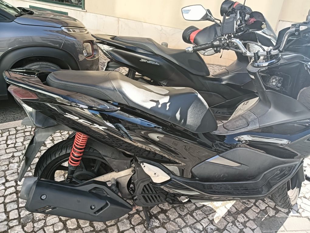 PCX 2019 preta e corrente