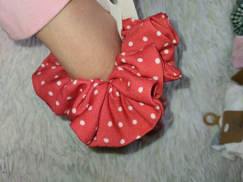 Czerwona gumka scrunchie / białe groszki