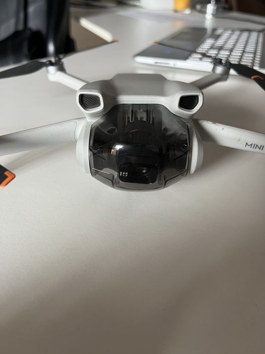 Dji Mini 3 e dois comandos