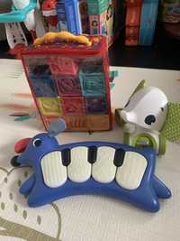 Іграшки для найменших піаніно Skip Hop кубики Battat слоник Tiny Love
