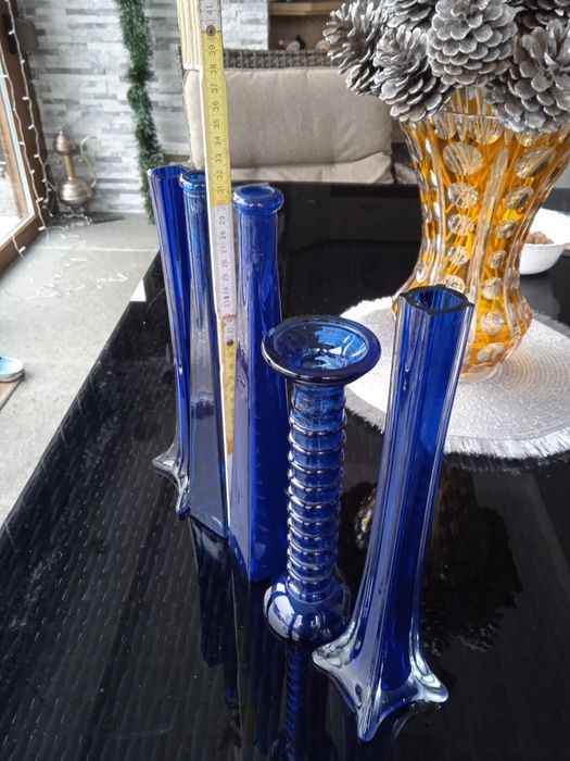 Wysokie niebieskie wazoniki 5 sztuk , (art deko) cena za całość