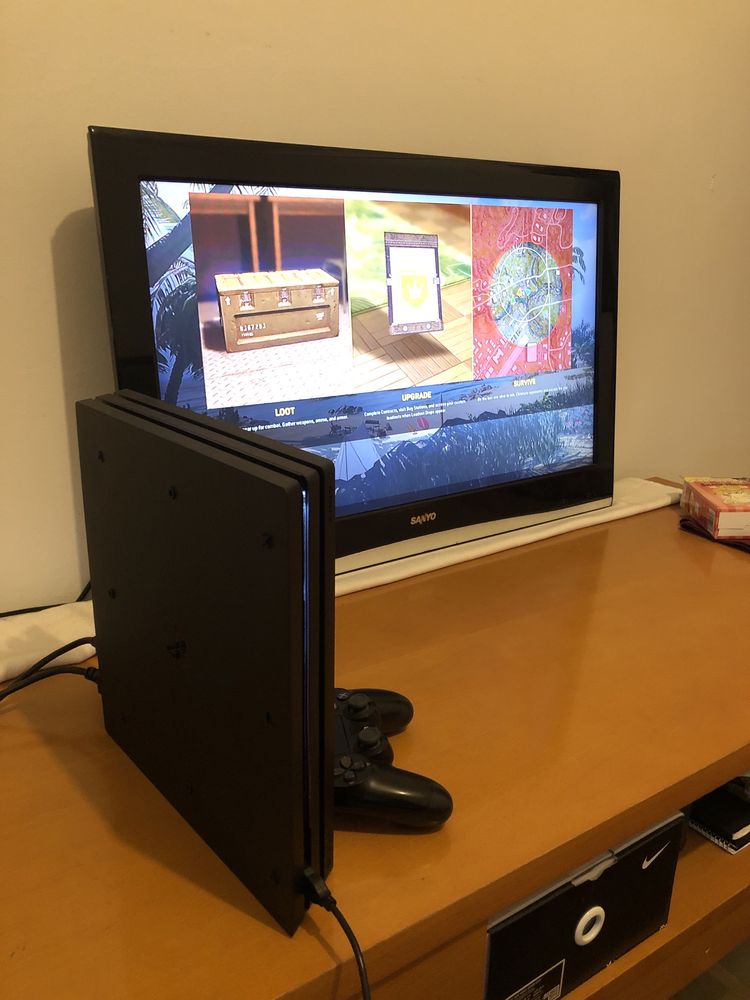 PlayStation 4 de um terá  usada mas conservada !!