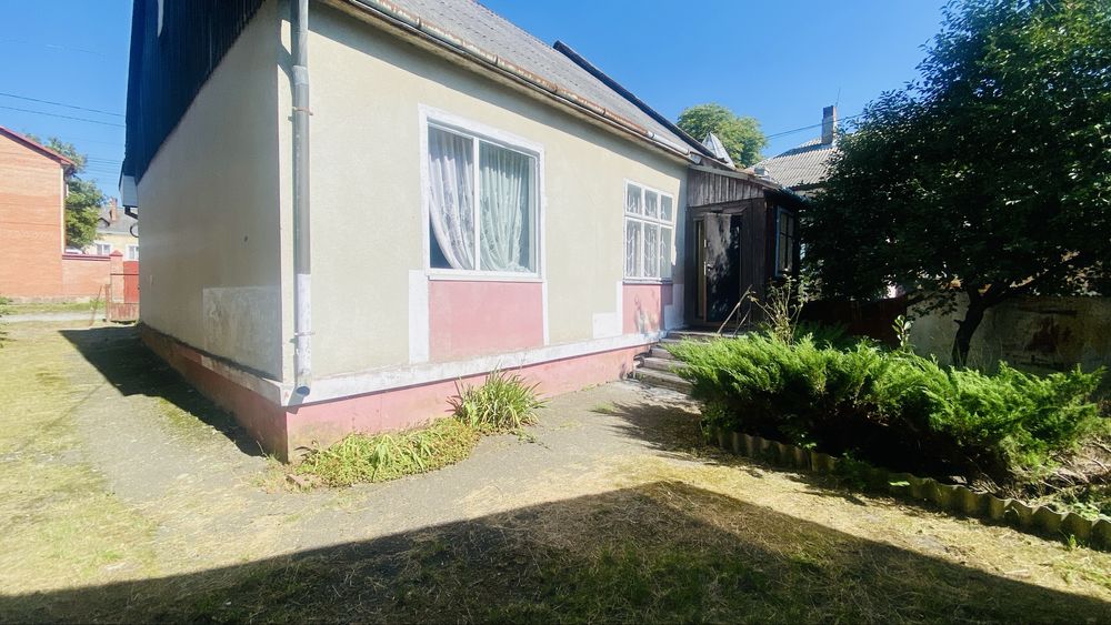 Квартира(половина будинку)• Центр Городка • Подвір’я/сад • 20 км Львів