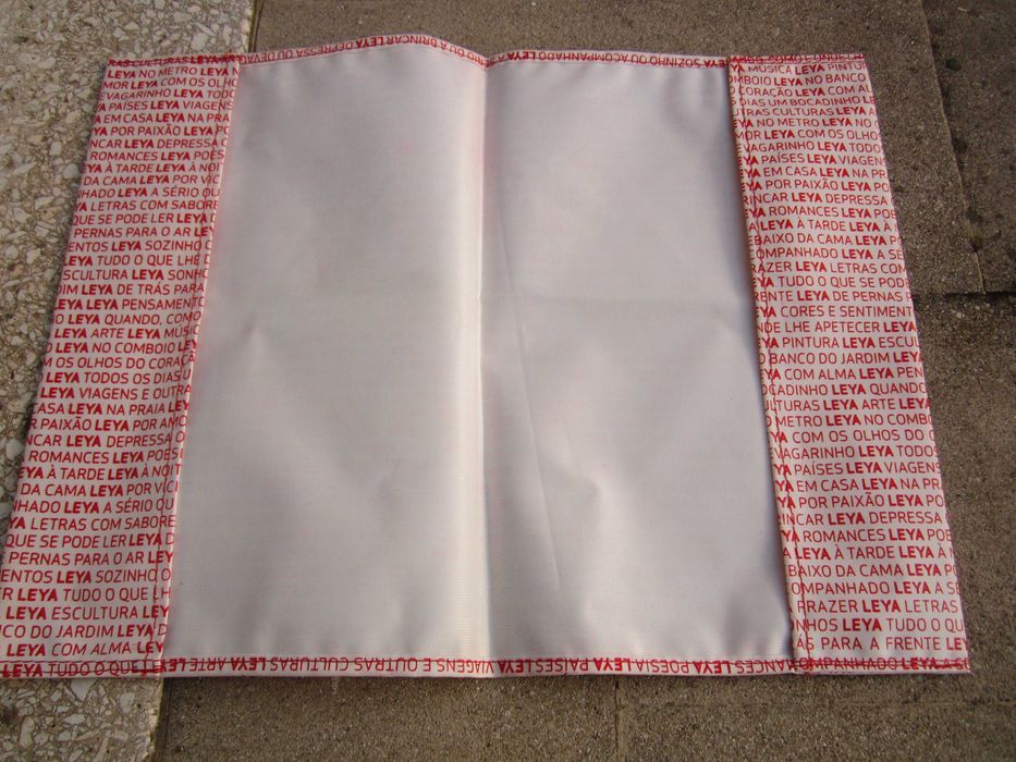 Capa protetora para Livro impermeável Leya Vermelha e Branca 25.5x33.5
