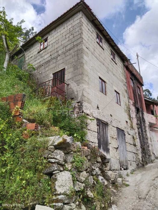 Moradia para restauro em Jugueiros