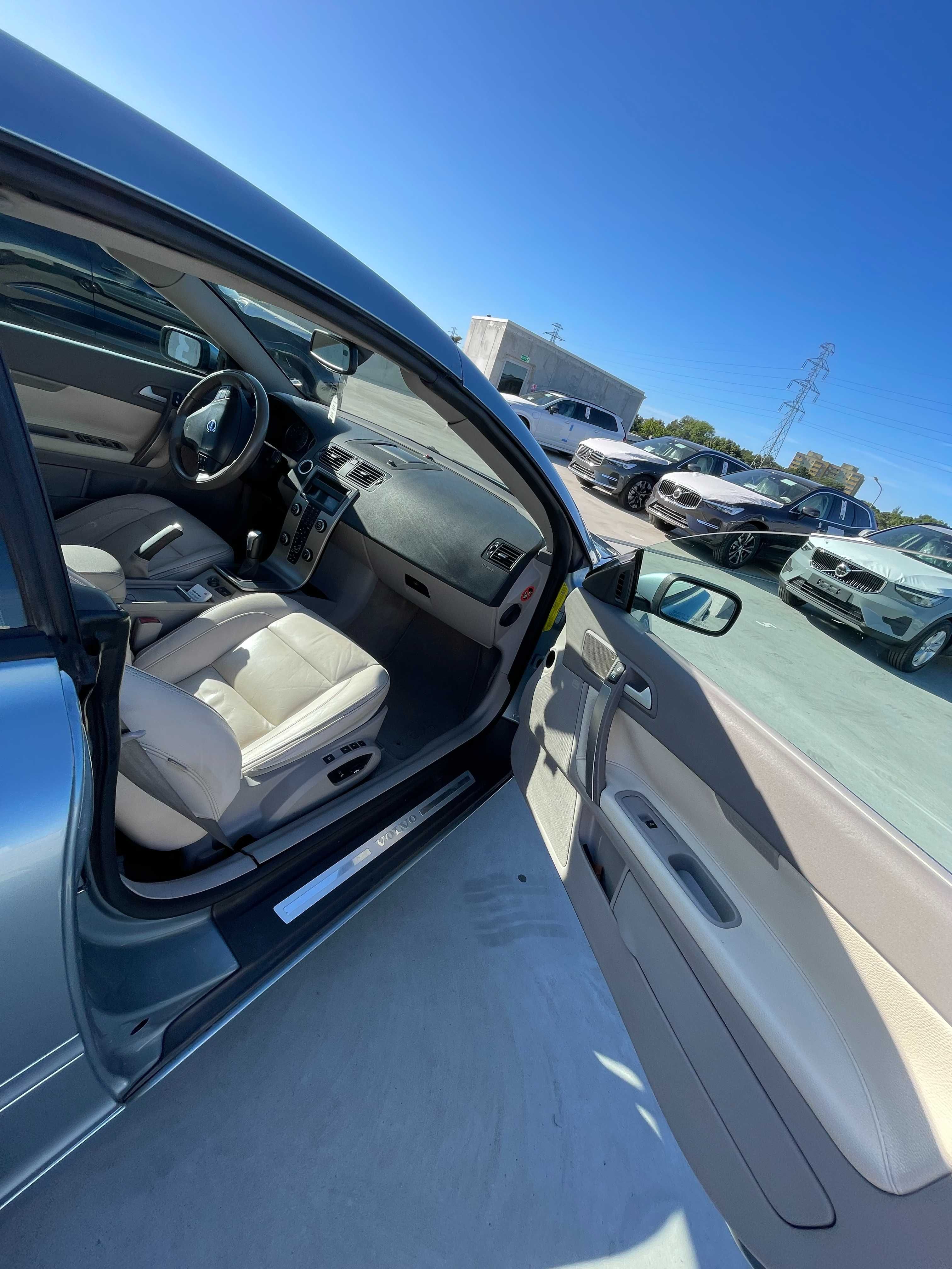 Volvo C70 T5 2.5T z manualną skrzynią biegów.