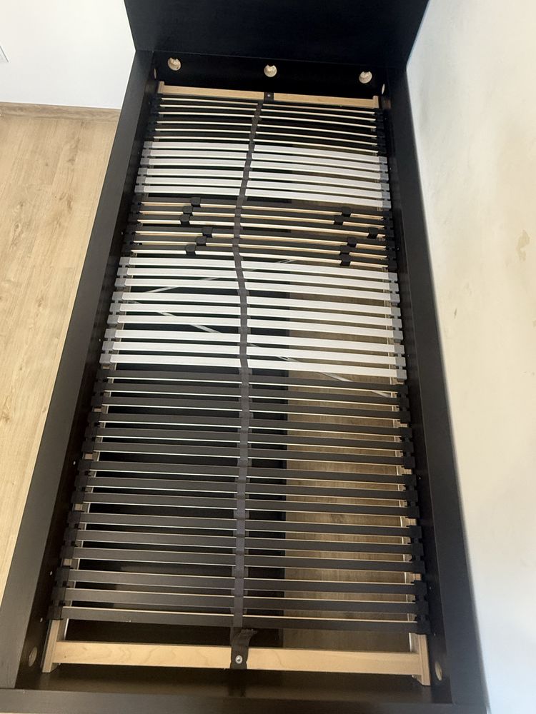 Łóżko Ikea Malm Rama 120x200 z dwoma pojemnikami i materacem.