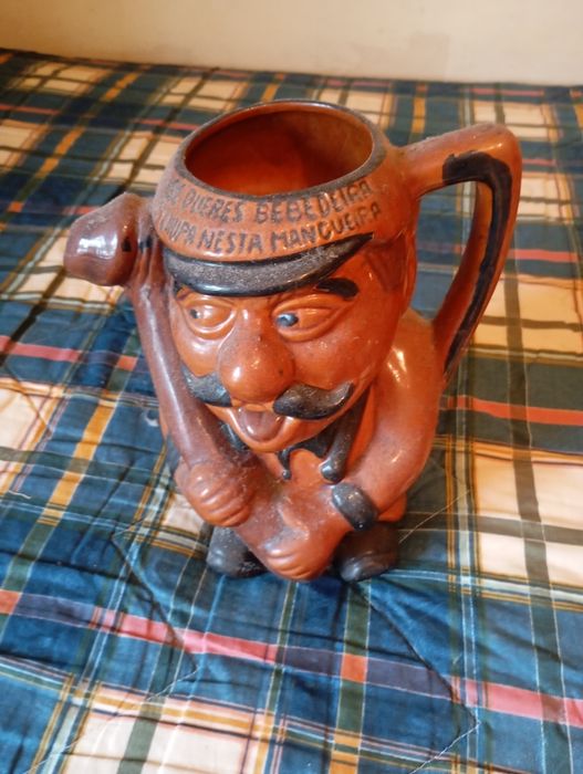 Vendo esta caneca muita bonita bom estado