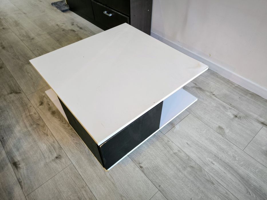 Stolik pokojowy z szufladami na kółkach 80x80 bialy