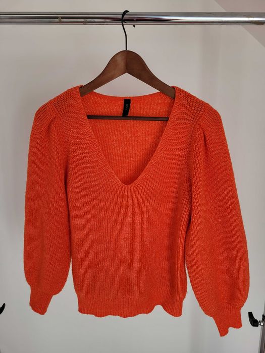 Pomarańczowy sweter dekolt w serek marki YAS