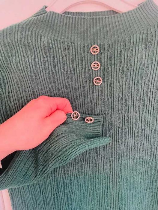 Zielony sweter sweterek ze złotymi guzikami